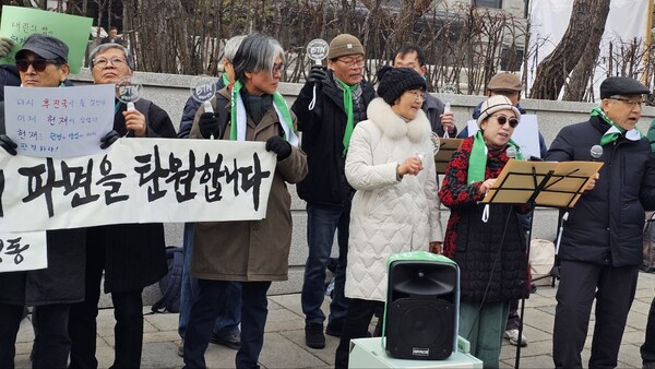 60+기후행동 노래 동아리 BTN(방탄노년단) 멤버들(오른쪽)과 함께 노래하는 회원들.