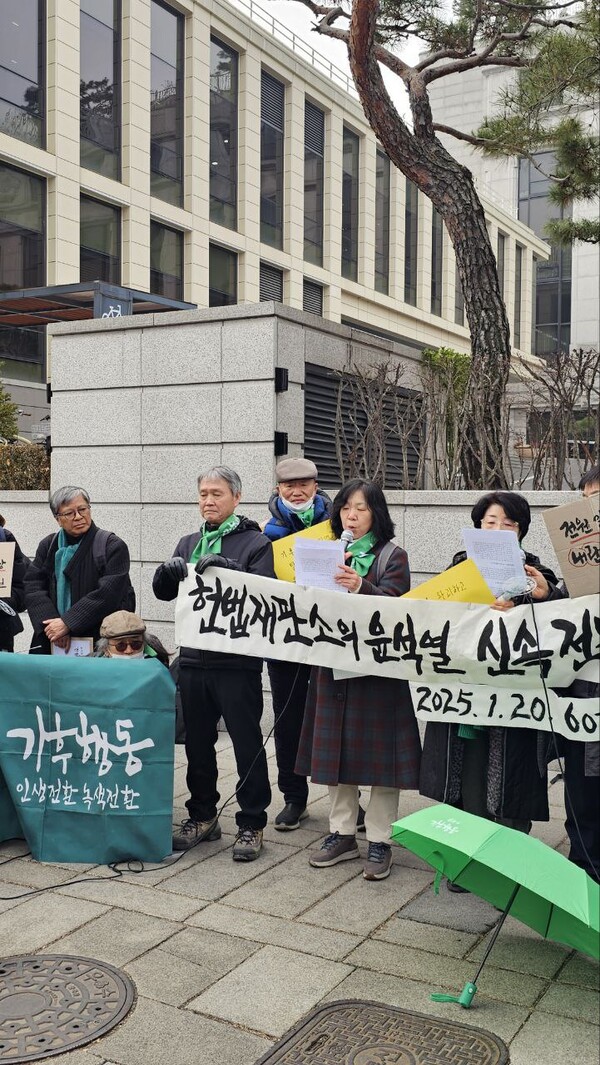 탄원서를 낭독하고 있는 60+기구행동 회원들. 마이크를 든 사람은 조임숙 운영위원.