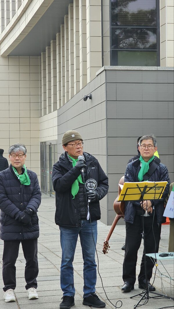 헌재 탄원행사장에서 발언하고 있는 60+기후행동 동아리 BTN의 강성남 단장(전 언론노조 위원장)./ 