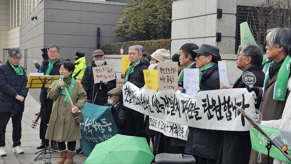 1월 20일 헌재 앞에서 열린 윤석열 신속 파면 촉구 탄원행사장에서 발언하고 있는 민윤혜경 60+기후행동 운영위원.