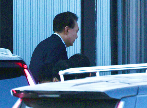 내란 우두머리와 직권남용 권리행사 방해 혐의를 받는 윤석열 대통령이 15일 체포돼 경기 과천시 정부과천청사 내 고위공직자범죄수사처에 들어가고 있다. 2025.1.15 [공동취재] 연합뉴스