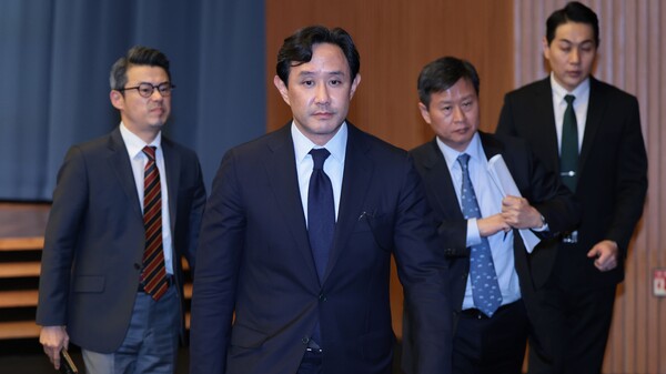 최윤범 고려아연 회장이 지난해 11월 13일 서울 중구 대한상공회의소에서 기자회견을 마친 뒤 퇴장하고 있다. 2024.11.13. 연합뉴스