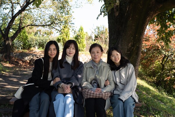 자매애를 엿볼 수 있는 영화 ‘교토에서 온 편지’ 속 한 장면. 사진=판씨네마