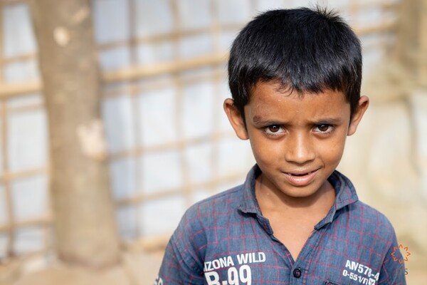 지난달 2일 로힝야 나그네 100만 명이 임시 머물고 있는 방글라데시 콕스바자르의 '우키야 캠프 4'에서 한 소년이 호기심이 가득한 표정으로 JTS 방문단을 보고 있다. 2024.12.2. [JTS제공] 시민언론 민들레 