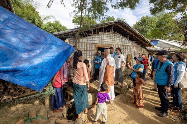 지난달 2일 방글라데시 콕스바자르의 로힝야 난민 캠프의 한 쉼터 앞. 가구당 4.3평의 생활공간이다. 대나무와 방수천으로 만든 쉼터는 비가 많이 오면 물이 샌다.  2024.12.2. [JTS제공] 시민언론 민들레 
