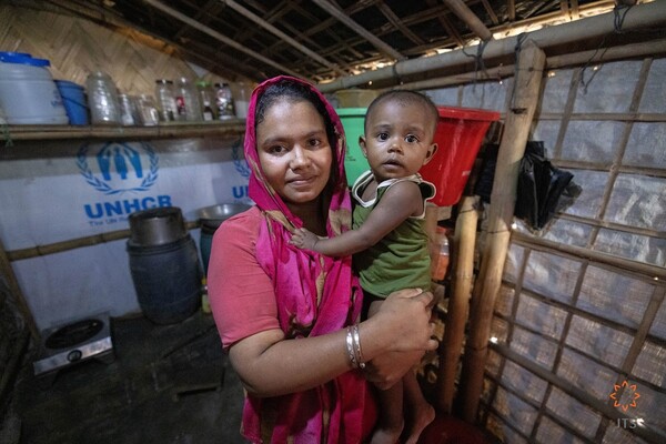 방글라데시 콕스바자르의 로힝야 난민캠프의 쉼터 한. 아기를 안고 있는 쉼터 안주인이 JTS 방문단과 대화를 하고 있다. 왼쪽에 JTS가 지원한 취사용 가스스토브가 보인다. 2024.12.2.  [JTS제공] 시민언론 민들레 