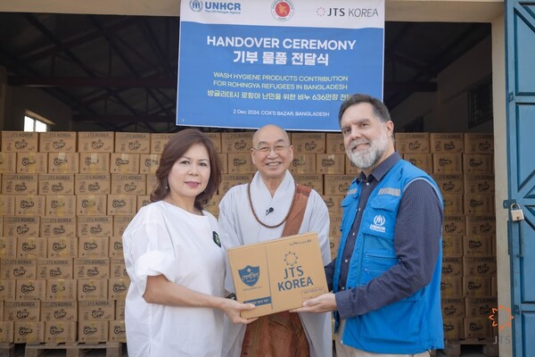 JTS 박지나 대표와 이사장 법륜스님이 로맹 드클루 UNHCR 방글라데시 대표부 선임대외협력관(왼쪽부터)에게 비누상자를 전달하고 있다. 2024.12.2. [JTS제공] 시민언론 민들레 
