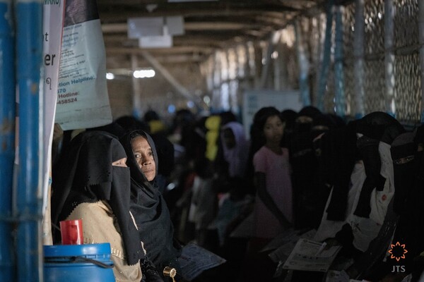 로힝야 나그네들이 방글라데시 콕스바자르의 '우키야 캠프 4'에서 JTS가 지원한 비누세트를 배급받기 위해 기다리고 있다. 2024.12.2. [JTS제공] 시민언론 민들레 