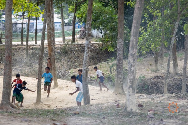콕스바자르 우키야 캠프 4에서 아이들이 낡은 축구공으로 즐거운 오후를 보내고 있다. 2024.12.2. [JTS제공] 시민언론 민들레 