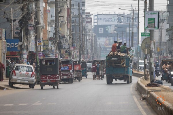 로힝야 난민 캠프로 가는 길의 방글라데시 콕스바자르 시내 풍경. 2024.12.2. ​ [JTS제공] 시민언론 민들레 