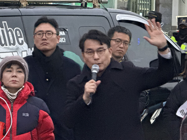 내란 우두머리 혐의로 공수처에 체포된 윤석열 대통령이 2차 조사 및 체포적부심 심문에 불출석한 16일 오후 경기 의왕 서울구치소 정문 앞에서 국민의힘 윤상현 의원이 지지자들 앞에서 발언을 하고 있다. 2025.1.16. 연합뉴스