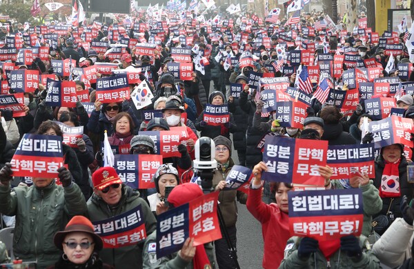 윤석열 대통령의 탄핵심판 3차 변론이 열리는 21일 서울 종로구 헌법재판소 인근에서 윤석열 대통령 지지자들이 집회를 열고 있다. 2025.1.21. 연합뉴스
