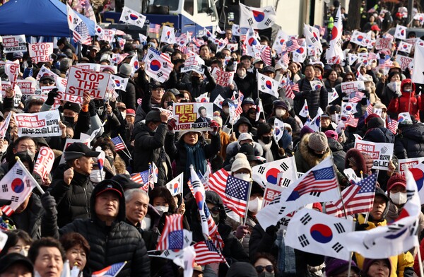 14일 오후 서울 한남동 관저 앞에서 윤석열 대통령 탄핵 반대 집회가 열리고 있다. 2025.1.14 연합뉴스