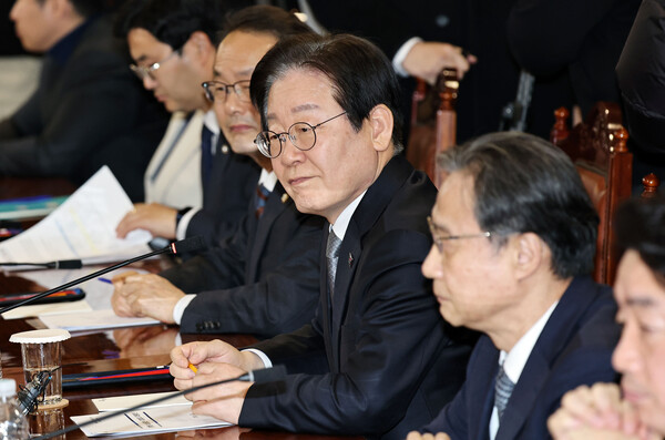 더불어민주당 이재명 대표가 20일 서울 중구 은행연합회관에서 열린 '민생 경제 회복을 위한 더불어민주당-은행권 현장간담회'에서 조용병 은행연합회장의 모두발언을 듣고 있다. 2025.1.20 [공동취재] 연합뉴스