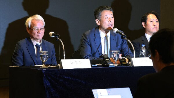 강성두 영풍 사장(왼쪽부터)과 김광일 MBK파트너스 부회장, 이성훈 베이커매킨지코리아 변호사. [연합뉴스 자료사진]