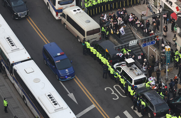 윤석열 대통령이 21일 오후 서울 종로구 헌법재판소에서 탄핵심판 3차 변론을 마친 뒤 서울구치소로 향하고 있다. 2025.1.21. 연합뉴스