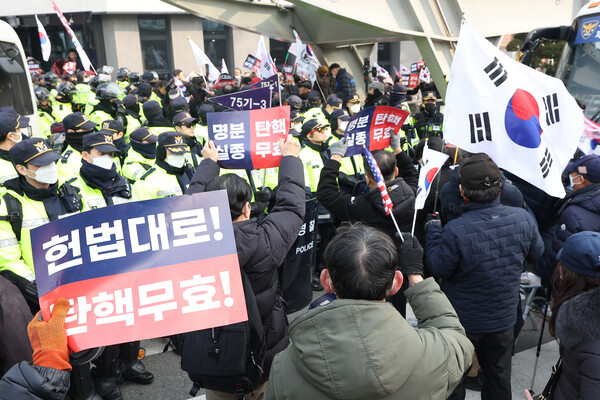 윤석열 대통령의 탄핵심판 3차 변론이 열리는 21일 서울 종로구 헌법재판소 인근에서 윤 대통령 지지자들이 집회를 열고 탄핵 무효를 주장하는 구호를 외치고 있다. 2025.1.21. 연합뉴스