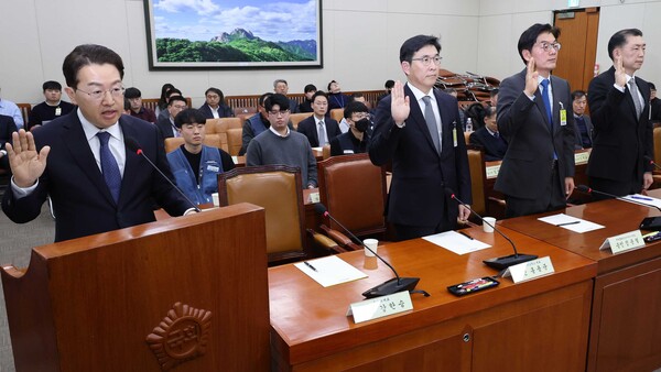 21일 국회 환경노동위원회에서 열린 쿠팡 택배노동자 심야노동 등 근로조건 개선 및 대유위니아그룹 임금체불 관련 청문회에서 강한승 쿠팡 대표 등 참석한 증인들이 선서하고 있다. 2025.1.21. 연합뉴스