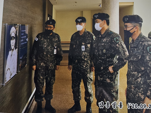 2020년 9월23일 육군 수도방위사령부에서 강당에 김홍일홀이라고 이름을 붙이고 현판식을 했다. 오른쪽에서 두 번째가 김도균 당시 사령관의 모습이다.(사진=수방사)