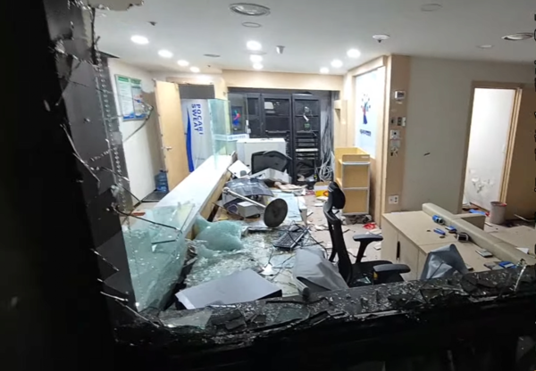 폭동이 지나간 처참한 장면. 유튜브 화면 갈무리 