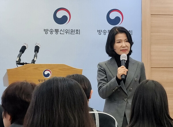 헌법재판소의 탄핵안 기각으로 직무에 복귀한 이진숙 방송통신위원장이 23일 경기 과천시 방송통신위원회에 출근한 뒤 기자실을 방문, 기자들과 질의응답을 하고 있다. 2025.1.23 연합뉴스