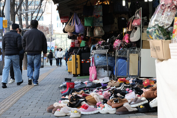 경기 침체에 엎친 데 덮친 격으로 비상계엄과 정치적 혼란까지 더해 연말 특수가 실종됐다. 사진은 성탄절을 앞둔 23일 오후 서울 한 재래시장 모습. 2024.12.23. 연합뉴스