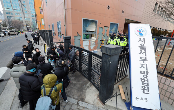 윤석열이 내란 우두머리 혐의로 구속되자 일부 지지자들이 서울서부지방법원 내부로 난입해 불법폭력사태를 일으킨 19일 오전 서부지법 외벽과 창문 등 시설물이 파손돼 있다. 2025.1.19. 연합뉴스