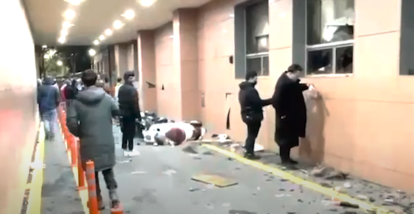 투블럭 머리를 한 남성이 서부지법에서 깨진 창 너머로 기름을 부은 뒤 종이에 불을 붙이고 있다. 2025.01.24. 제이컴퍼니_정치시사 영상 갈무리