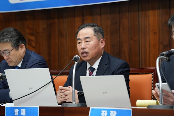 여석주 전 국방부 정책실장이 15일 국회도서관 소회의실에서 열린 국방현안 세미나에서 발제를 하고 있다. 2025.1.15. [박선원 의원실 제공] 시민언론 민들레