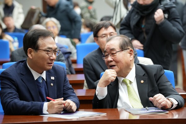 이종찬 광복회 회장(89)과 더불어민주당 박선원 의원(왼쪽)이 15일 국회도서관에서 열린 국방현안세미나 장에서 대화를 나누고 있다. 