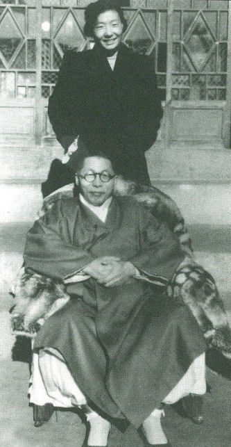 안중근의 조카 안미생이 시아버지 김구와 함께 찍은 사진