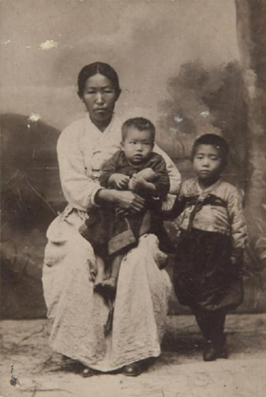 안중근의 부인 김아려가 차남 안준생을 안고 있다. 오른쪽은 장남 안문생(안분도).