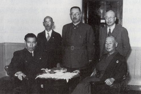 안중근의 아들 안준생(앞줄 왼쪽)과 이토 히로부미 아들 이토 분키치(앞줄 오른쪽)가 조선호텔에서 만나 찍은 사진