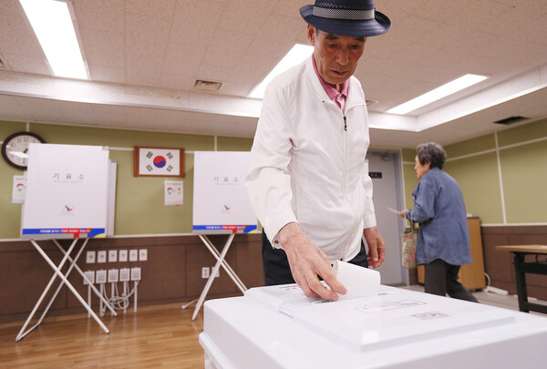 제19대 대통령선거일인 9일 오전 서울 성북구 정릉4동 주민센터에 마련된 정릉4동 제2투표소에서 한 유권자가 투표함에 용지를 넣고 있다. 2017.5.9 연합뉴스.