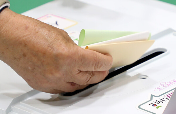 6·13 지방선거 투표 개시일인 13일 오전 강원 춘천시 봄내초등학교에 마련된 석사동 제6투표소를 찾은 유권자가 소중한 표를 행사하고 있다. 2018.6.13