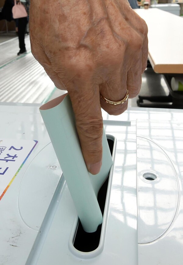 6·13 지방선거 투표일인 13일 오전 강원 춘천시 중앙로 대한적십자사 강원도지사에 마련된 투표소에서 유권자가 한표를 행사하고 있다. 2018.6.13