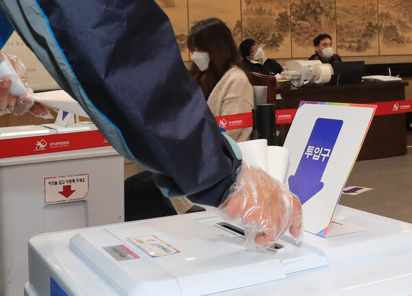 제21대 국회의원 선거 사전투표 첫날인 10일 오전 제주도의회에 마련된 연동투표소에서 유권자들이 소중한 한표를 행사하고 있다. 2020.4.10