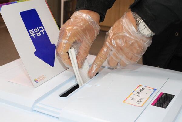 제21대 국회의원 선거 사전투표 첫날인 10일 오전 제주도의회에 마련된 연동투표소에서 유권자들이 소중한 한표를 행사하고 있다. 2020.4.10