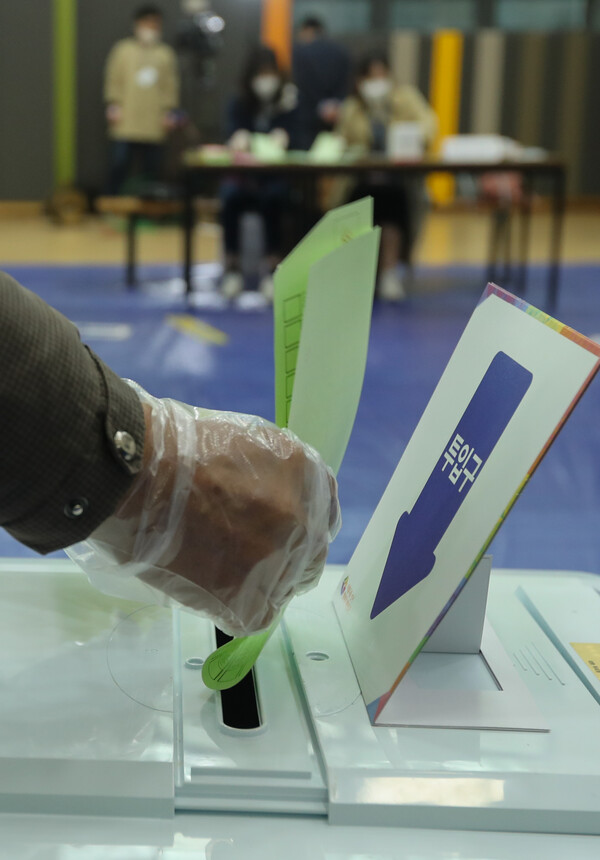 총선일인 15일 오전 대전시 유성구 온천2동 투표소에서 한 유권자가 귀중한 한표를 행사하고 있다. 2020.4.15