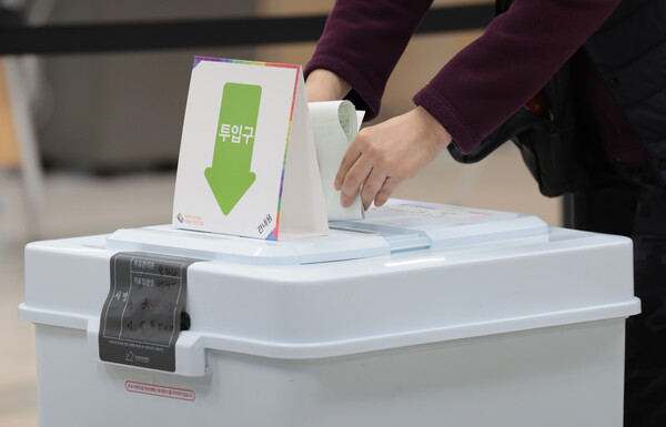 ​제22대 국회의원 선거 사전투표 첫날인 5일 오전 서울 동작구 흑석동주민센터에서 시민들이 투표를 하고 있다. 2024.4.5
