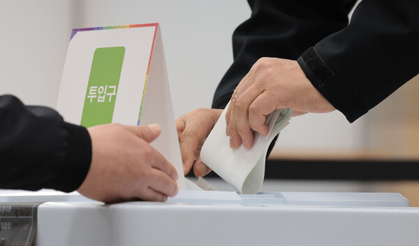 제22대 국회의원 선거 사전투표 첫날인 5일 오전 서울 동작구 흑석동주민센터에서 시민들이 투표를 하고 있다. 2024.4.5