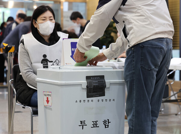 제22대 국회의원선거일인 10일 오전 서울 광진구 자양제3동제7투표소를 찾은 시민들이 소중한 한표를 행사하고 있다. 2024.4.10