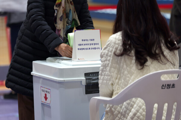 제22대 국회의원 선거일인 10일 오전 울산 남구 신정1동 제3투표소인 신정초등학교 체육관에서 한 유권자가 소중한 한표를 행사하고 있다. 2024.4.10