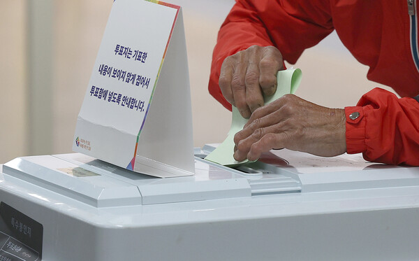 제22대 국회의원선거 투표일인 10일 대구 달성군 비슬초등학교에 마련된 유가읍 제3투표소에서 고령 유권자가 소중한 한표를 행사하고 있다. 2024.4.10
