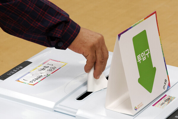 2024 하반기 재·보궐선거 사전투표 첫날인 11일 오전 전남 영광군청소년문화센터에 마련된 사전투표소에서 군민들이 사전투표하고 있다. 2024.10.11 연합뉴스