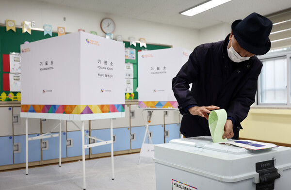 제22대 국회의원선거일인 10일 오전 유권자가 서울 원명초등학교에 마련된 서초4동 제4투표소에서 투표를 하고 있다. 2024.4.10