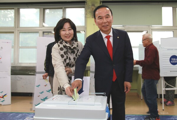 동남부4군( 보은 ·옥천 ·영동 ·괴산) 선거구에 출마한 새누리당 박덕흠 후보가 13일 오전 10시 옥천여중 투표소에서 아내와 함께 투표를 마쳤다. 옥천향수신문.