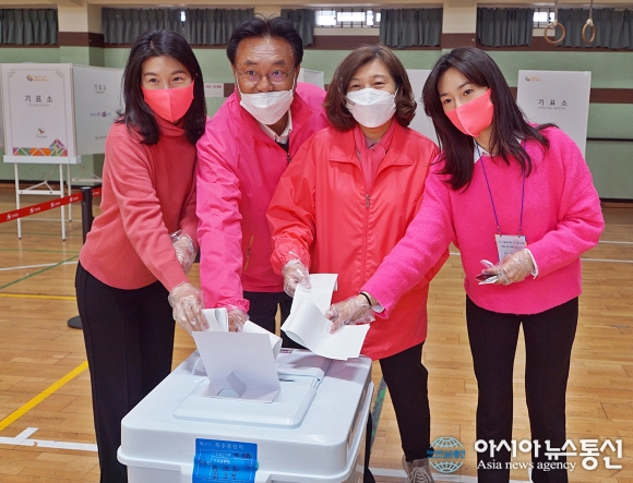  10일 오전 9시 미래통합당 정진석 후보(공주·부여·청양)가 부인 이미호여사와 딸 가영(오른쪽), 원영 양과 함께 공주대 사전투표소에서 사전투표를 하고 있다. 아시아뉴스통신.