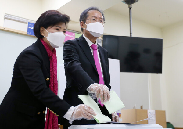 21대 총선에서 대구시 수성구을에 무소속으로 출마한 홍준표 후보가 15일 오전 대구시 수성구 중앙중학교에서 부인과 함께 투표하고 있다. 2020.4.15 연합뉴스.