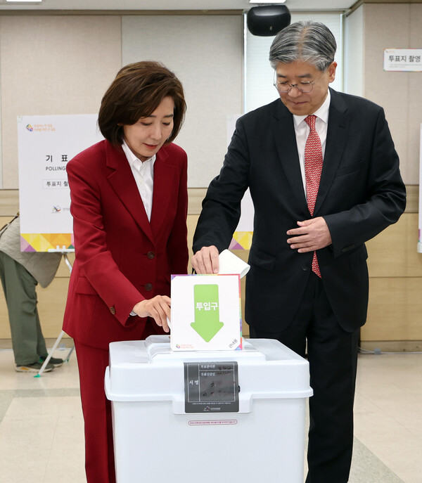 제22대 국회의원선거 서울 동작구을에 출마한 국민의힘 나경원 후보가 5일 오전 서울 동작구 흑석동주민센터 사전투표소에서 남편인 김재호 판사와 함께 투표를 하고 있다. 2024.4.5 연합뉴스
